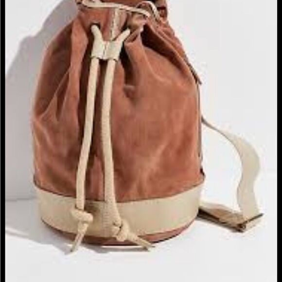 New Free People Varsity suede Backpack
NWOT
MSRP $178
16W x 16 H x 9 D - Picture 4 of 14